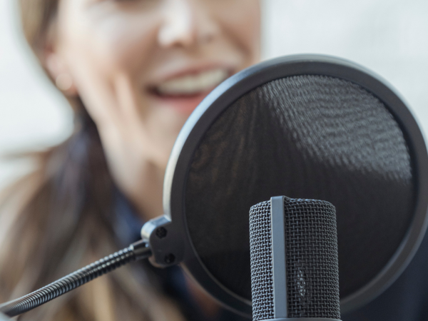 Como a Fonoaudiologia Pode Ajudar Profissionais da Voz: Uma Abordagem Direcionada a Cantores, Professores e Oradores