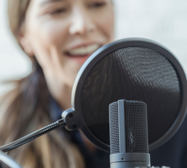 Como a Fonoaudiologia Pode Ajudar Profissionais da Voz: Uma Abordagem Direcionada a Cantores, Professores e Oradores