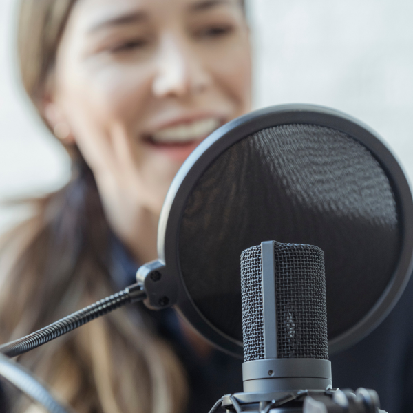 Como a Fonoaudiologia Pode Ajudar Profissionais da Voz: Uma Abordagem Direcionada a Cantores, Professores e Oradores